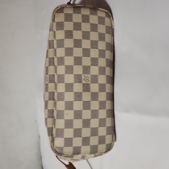 Authentic LV Purse With an Authenticated card From Poshmark. - Picture 4 of 9